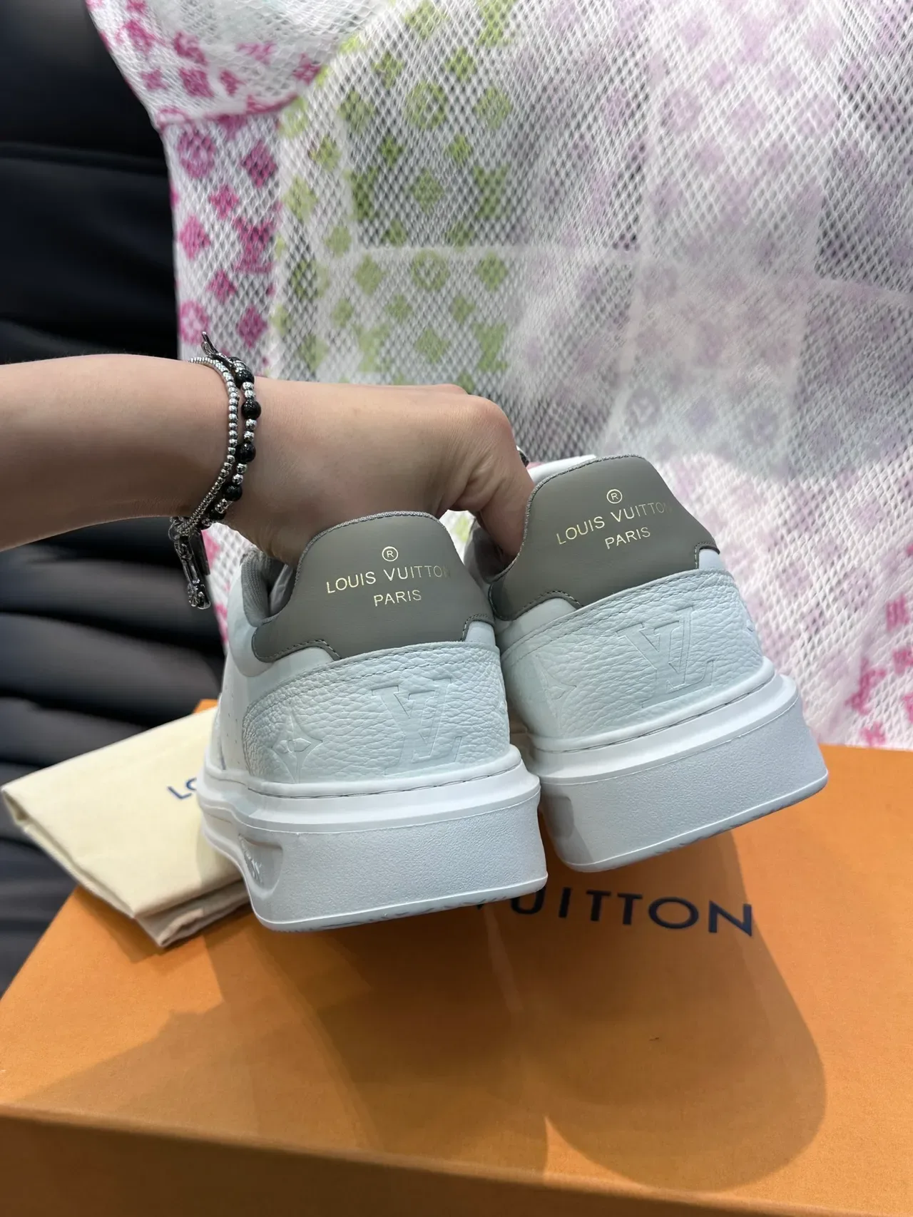Louis Vuitton LV Trainer Sneakers Lifestyle Blancs Gris en Cuir Perforé Supérieur avec Motif en Relief 3