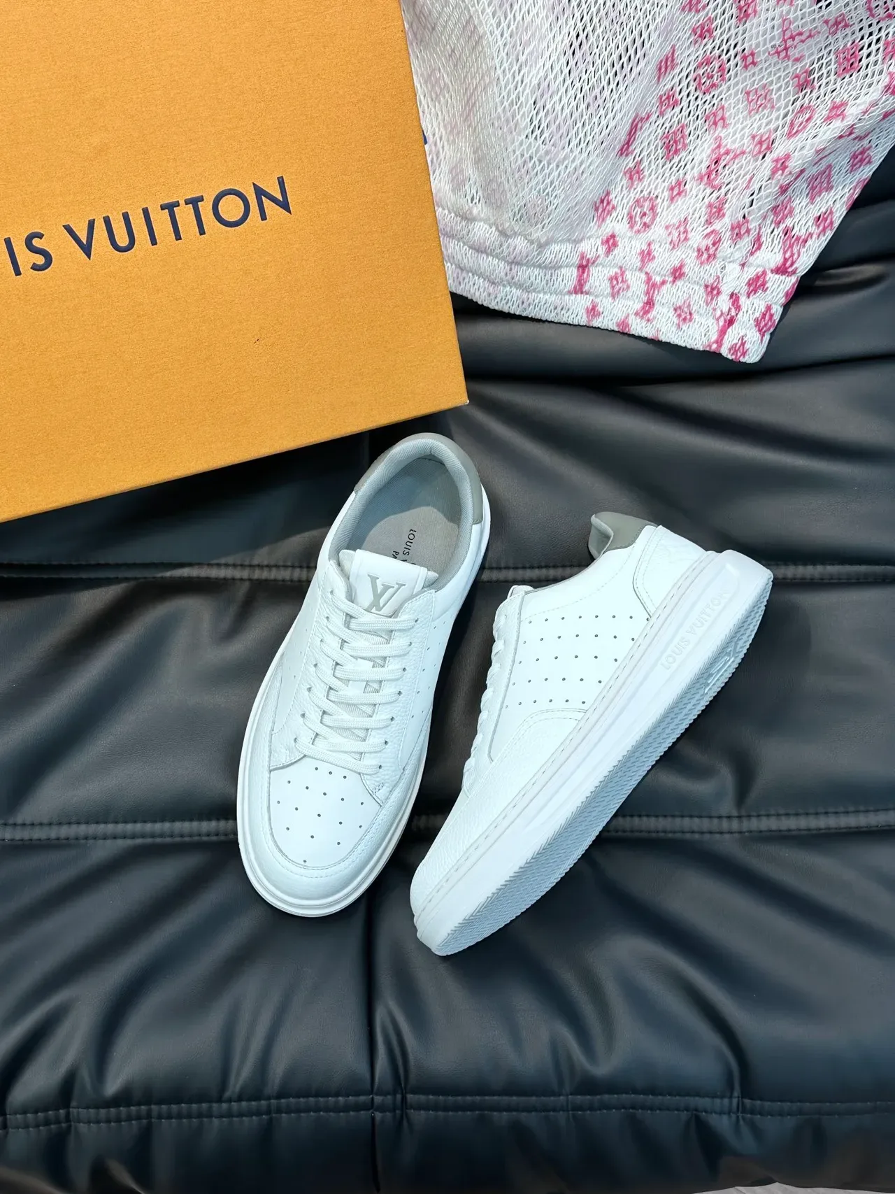 Louis Vuitton LV Trainer Sneakers Lifestyle Blancs Gris en Cuir Perforé Supérieur avec Motif en Relief 4