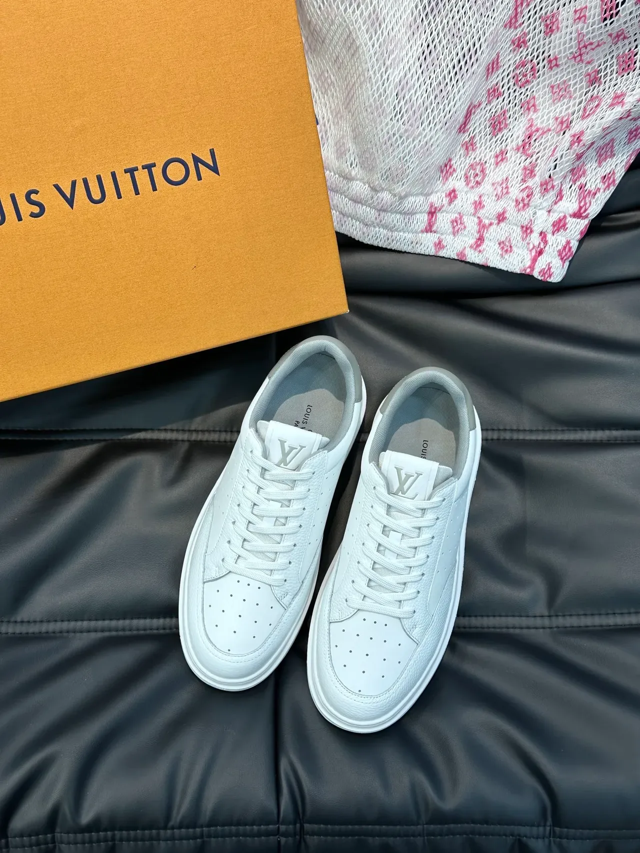 Louis Vuitton LV Trainer Sneakers Lifestyle Blancs Gris en Cuir Perforé Supérieur avec Motif en Relief 5