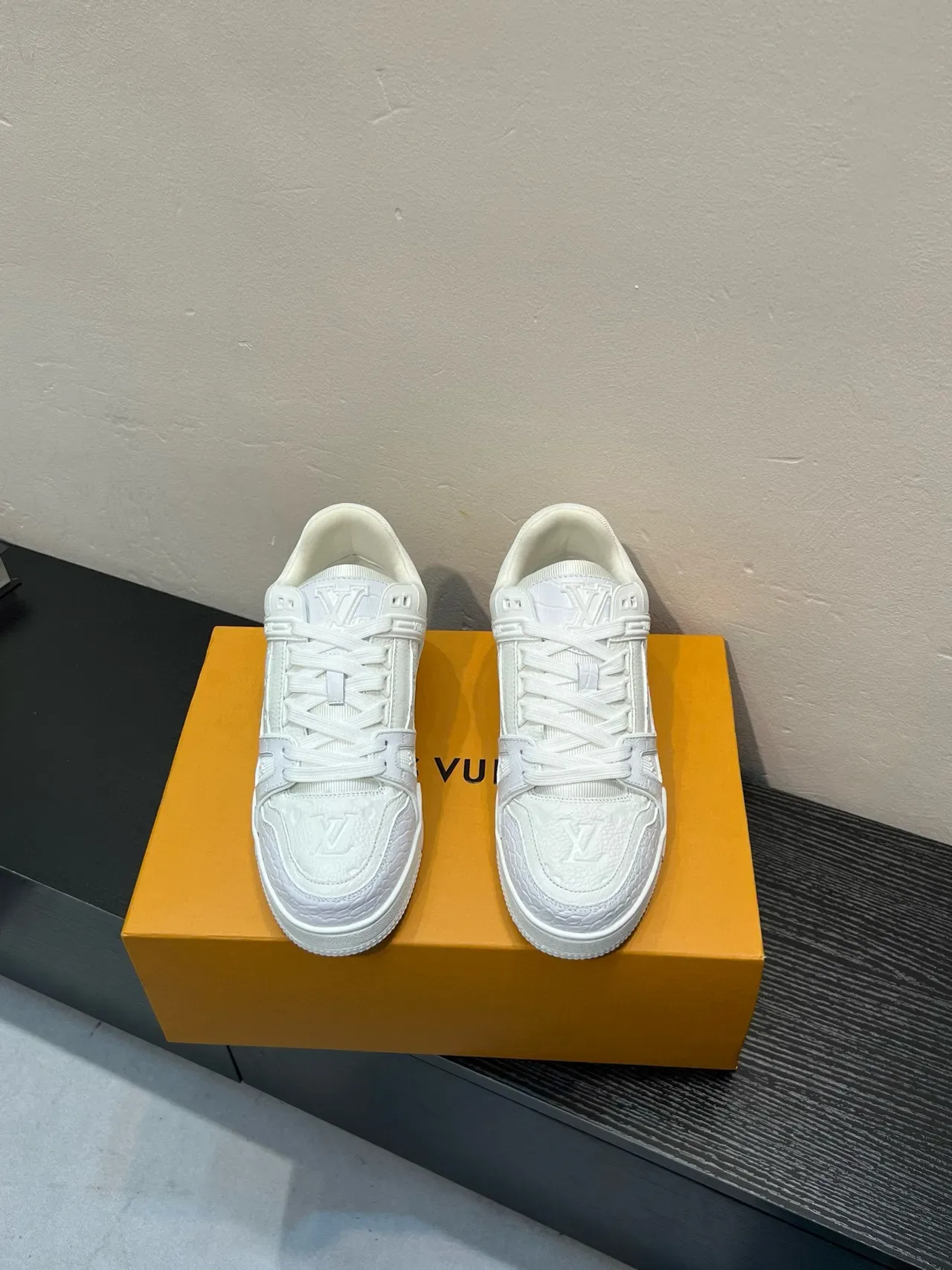 Louis Vuitton LV Trainer Tênis Lifestyle Brancos Monograma Embossado Couro Tira Camadas Estilo Cage 2