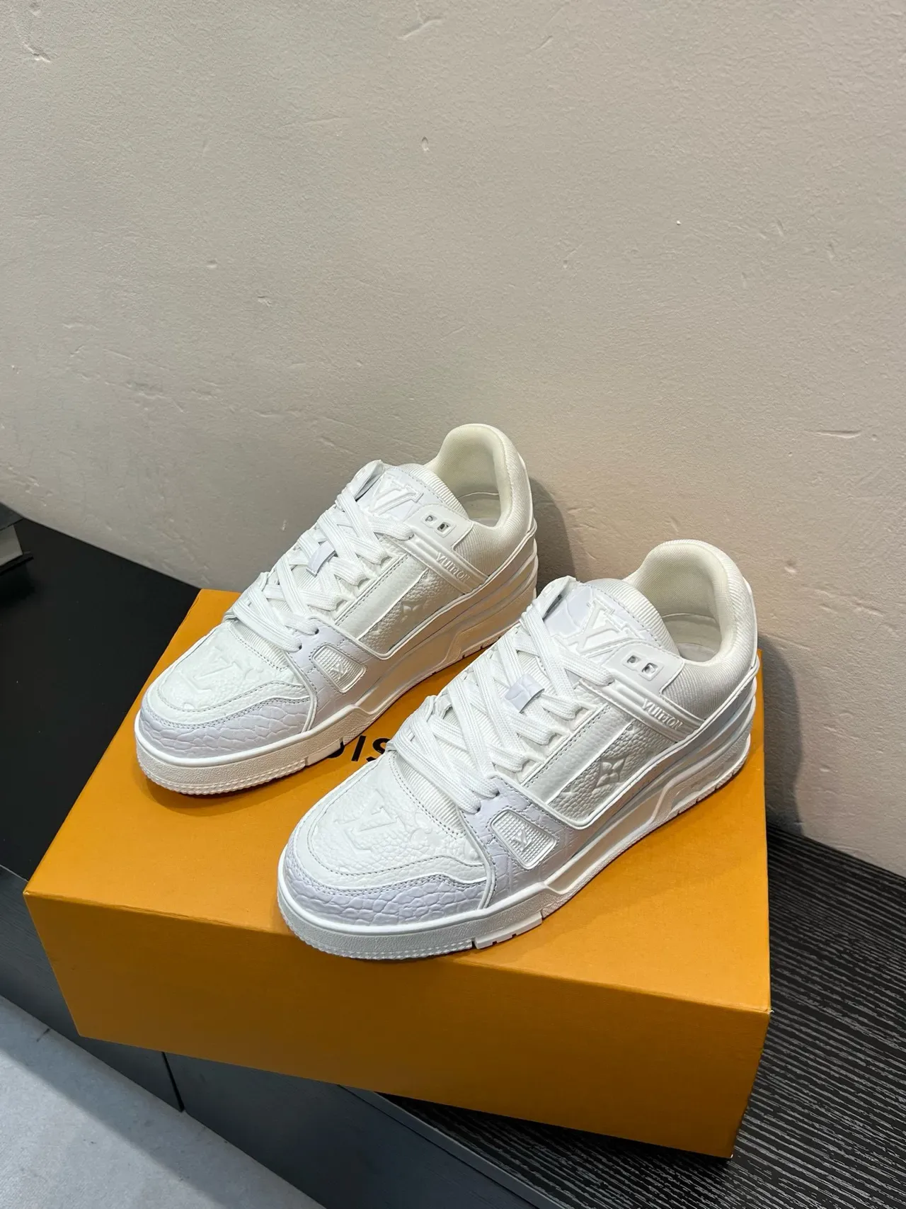 Louis Vuitton LV Trainer Tênis Lifestyle Brancos Monograma Embossado Couro Tira Camadas Estilo Cage 3
