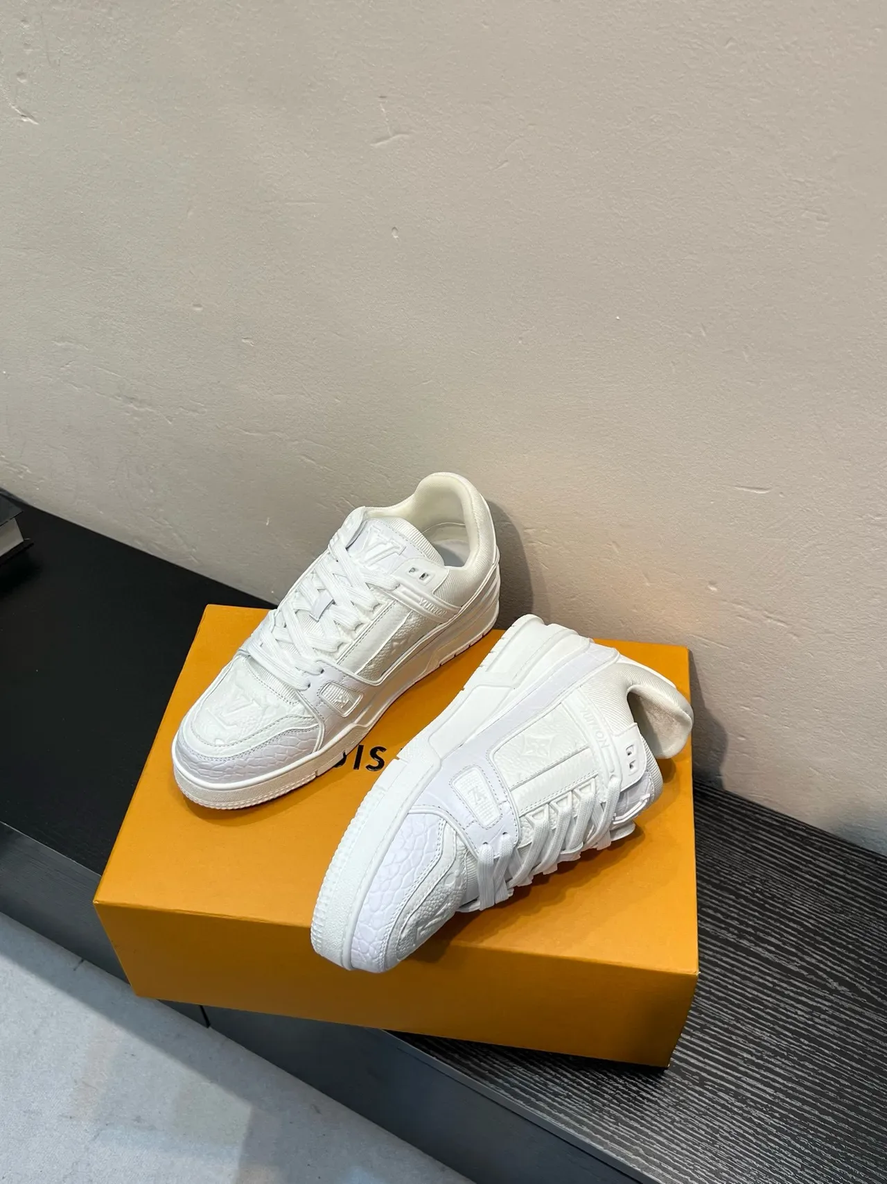 Louis Vuitton LV Trainer Tênis Lifestyle Brancos Monograma Embossado Couro Tira Camadas Estilo Cage 4