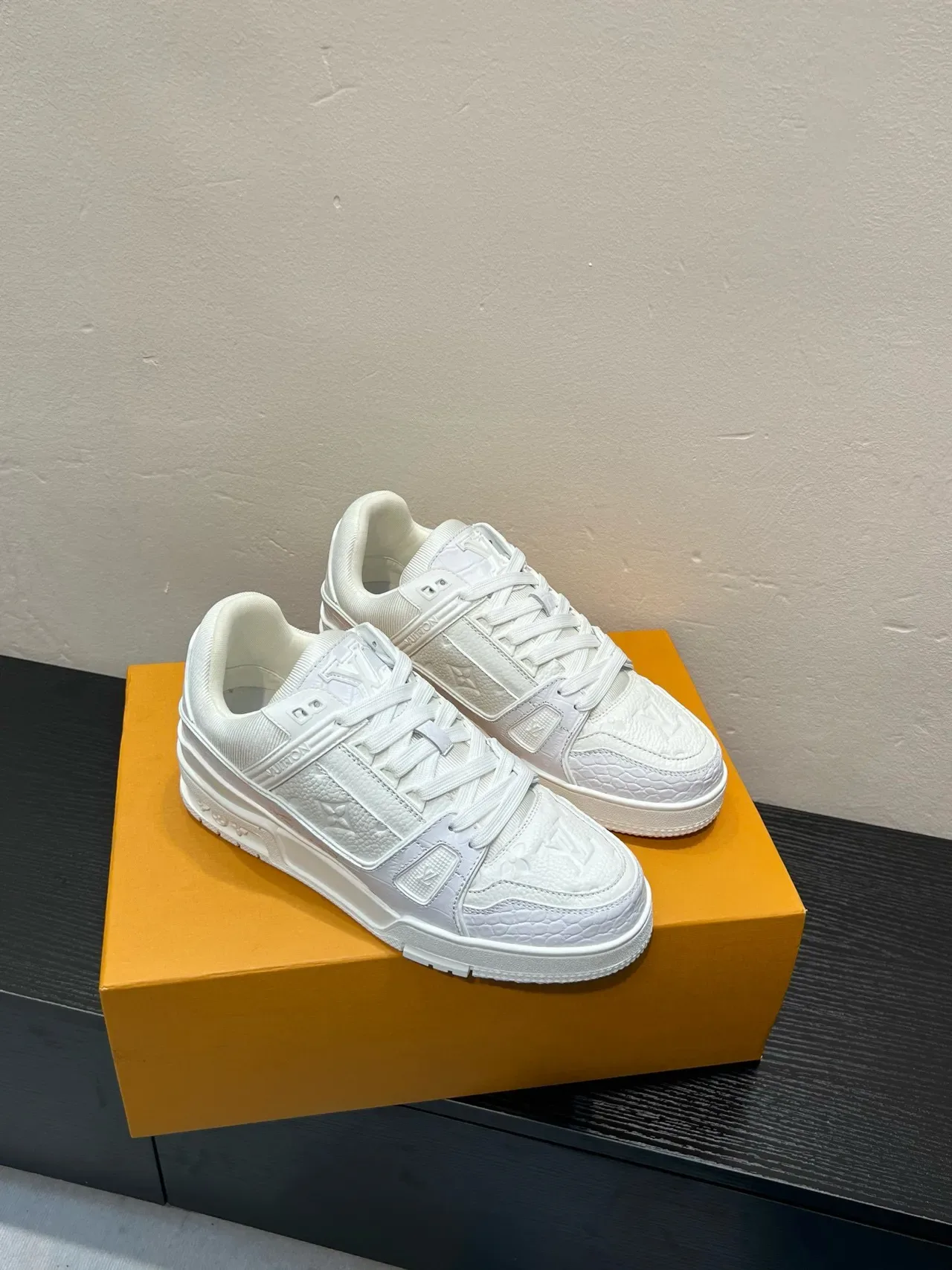 Louis Vuitton LV Trainer Tênis Lifestyle Brancos Monograma Embossado Couro Tira Camadas Estilo Cage 5