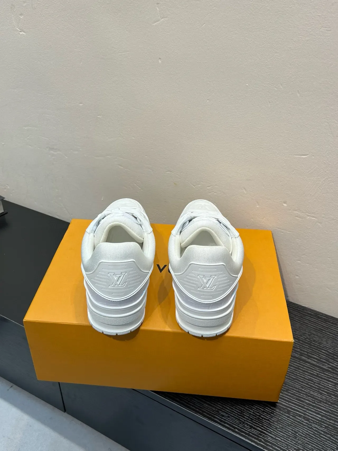 Louis Vuitton LV Trainer Tênis Lifestyle Brancos Monograma Embossado Couro Tira Camadas Estilo Cage 6