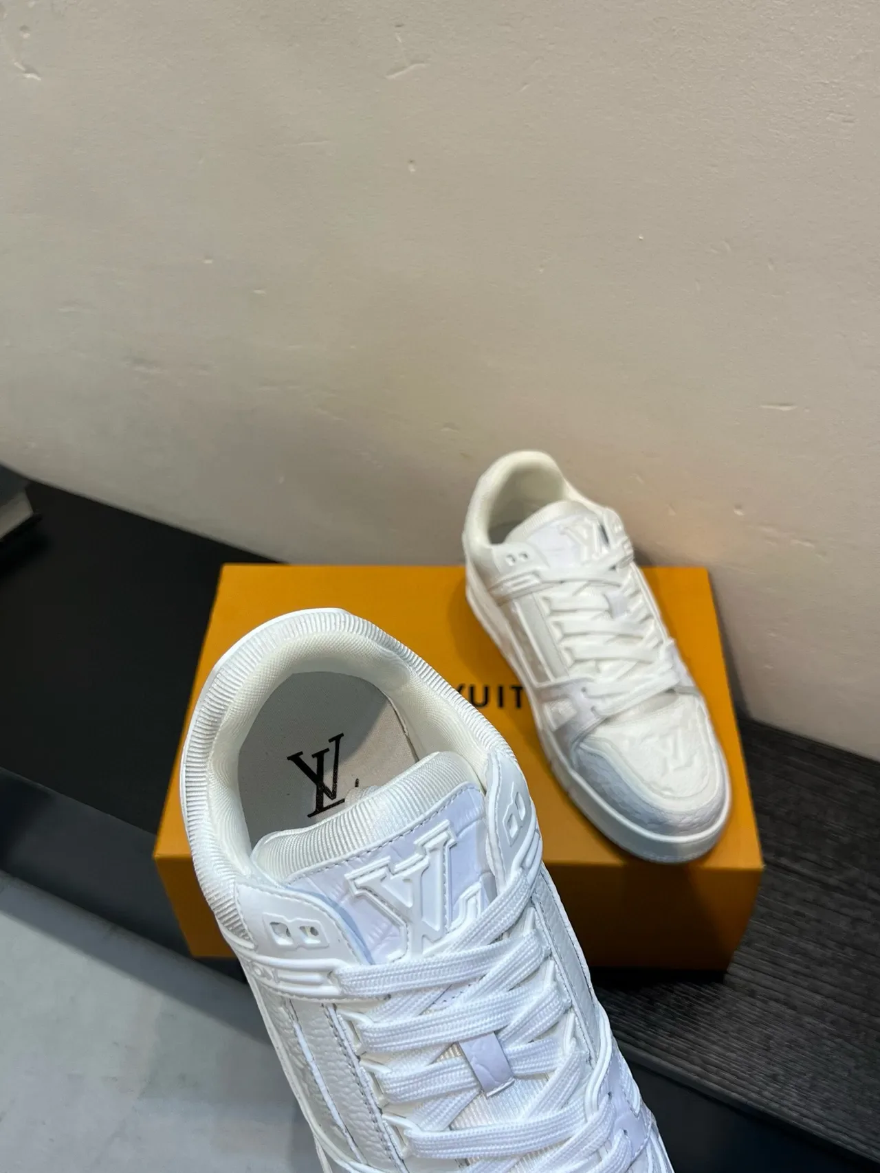 Louis Vuitton LV Trainer Tênis Lifestyle Brancos Monograma Embossado Couro Tira Camadas Estilo Cage 7