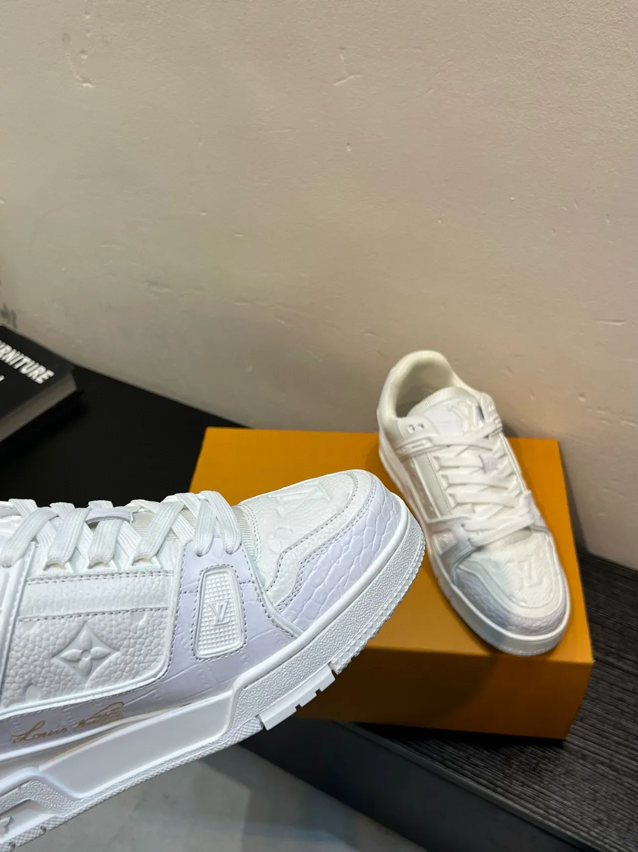 Louis Vuitton LV Trainer Tênis Lifestyle Brancos Monograma Embossado Couro Tira Camadas Estilo Cage 8