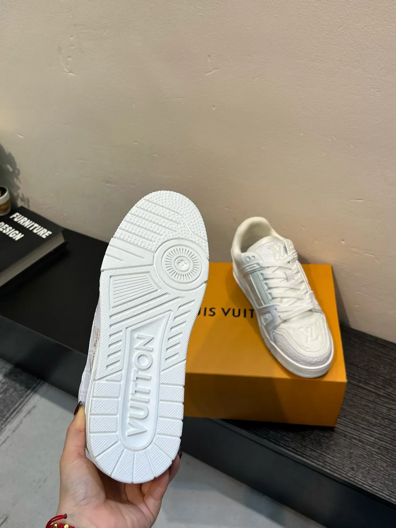 Louis Vuitton LV Trainer Tênis Lifestyle Brancos Monograma Embossado Couro Tira Camadas Estilo Cage 9