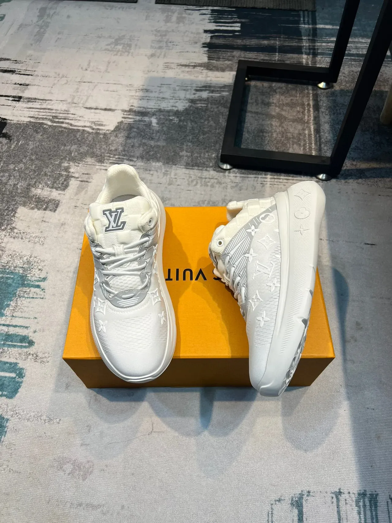 লুইস ভিতন LV Trainer সাদা রূপালী মোনোগ্রামড কনিট উপর কুইল্টেড হিল কাউন্টার লাইফস্টাইল স্নিকার্স 2