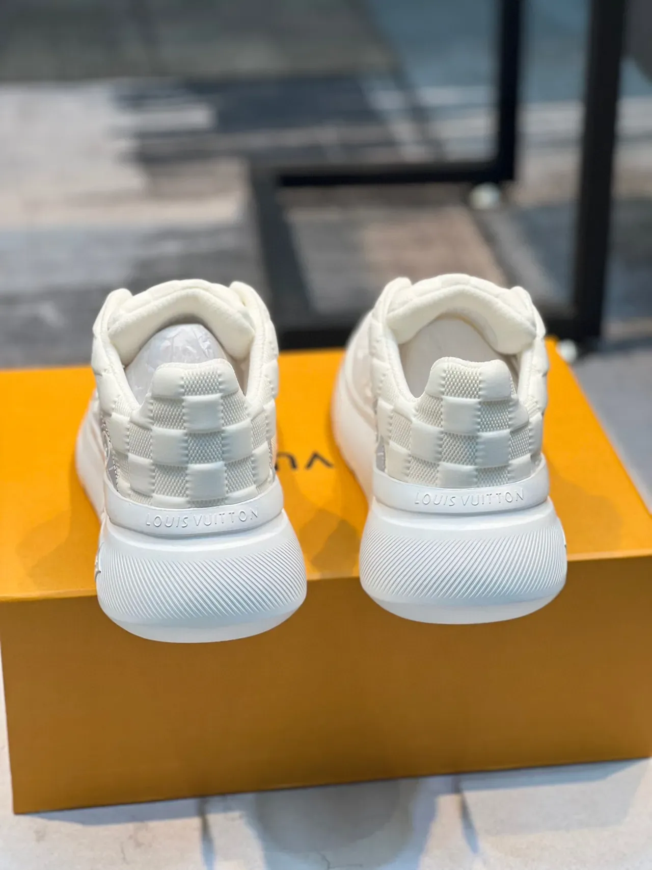 লুইস ভিতন LV Trainer সাদা রূপালী মোনোগ্রামড কনিট উপর কুইল্টেড হিল কাউন্টার লাইফস্টাইল স্নিকার্স 3