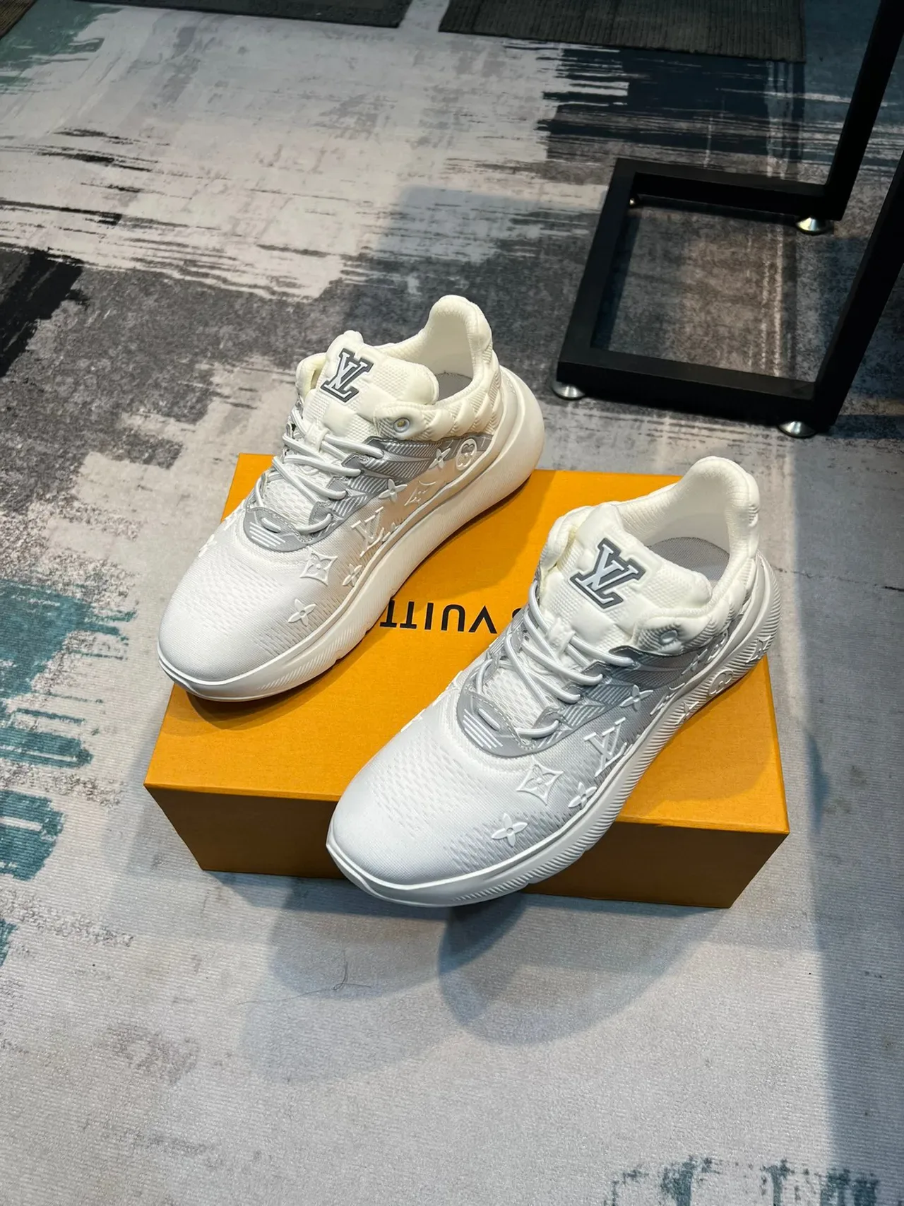 লুইস ভিতন LV Trainer সাদা রূপালী মোনোগ্রামড কনিট উপর কুইল্টেড হিল কাউন্টার লাইফস্টাইল স্নিকার্স 5