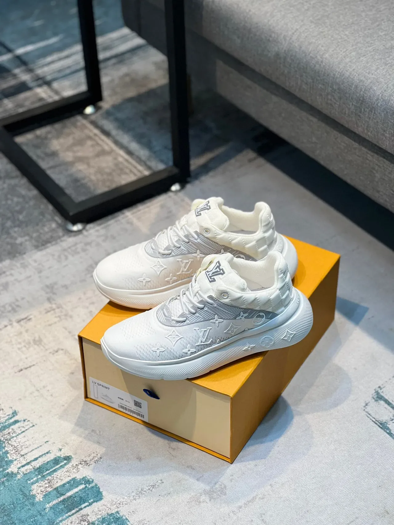 লুইস ভিতন LV Trainer সাদা রূপালী মোনোগ্রামড কনিট উপর কুইল্টেড হিল কাউন্টার লাইফস্টাইল স্নিকার্স 6