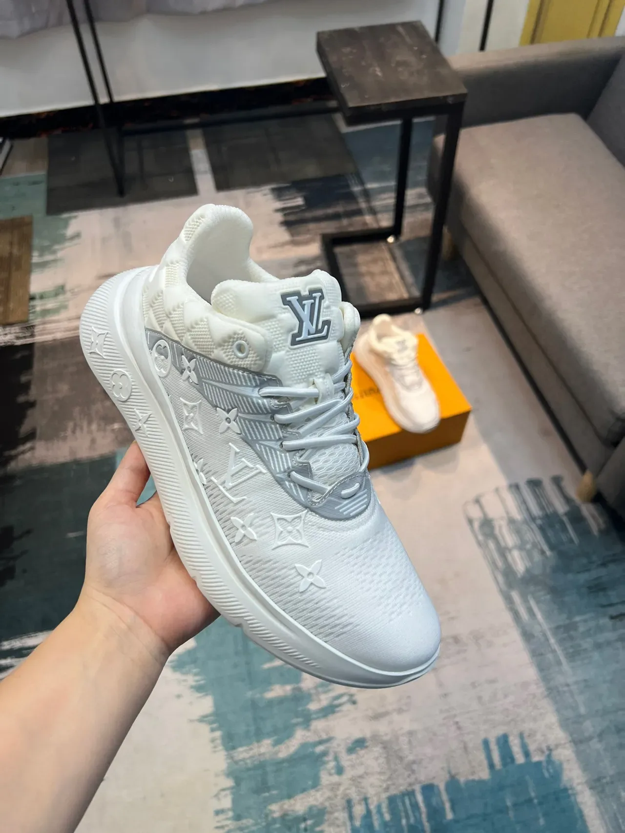 লুইস ভিতন LV Trainer সাদা রূপালী মোনোগ্রামড কনিট উপর কুইল্টেড হিল কাউন্টার লাইফস্টাইল স্নিকার্স 7