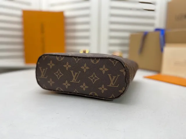 Louis Vuitton Monogram कैनवास शंकुलाकार बकेट बैग 4