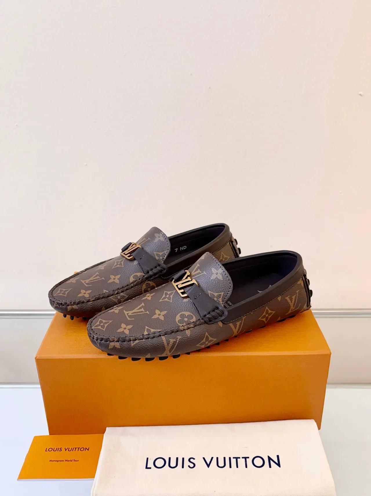 Louis Vuitton Mocassins Monogramme en toile avec bordure cuir boucle LV Buckle 2