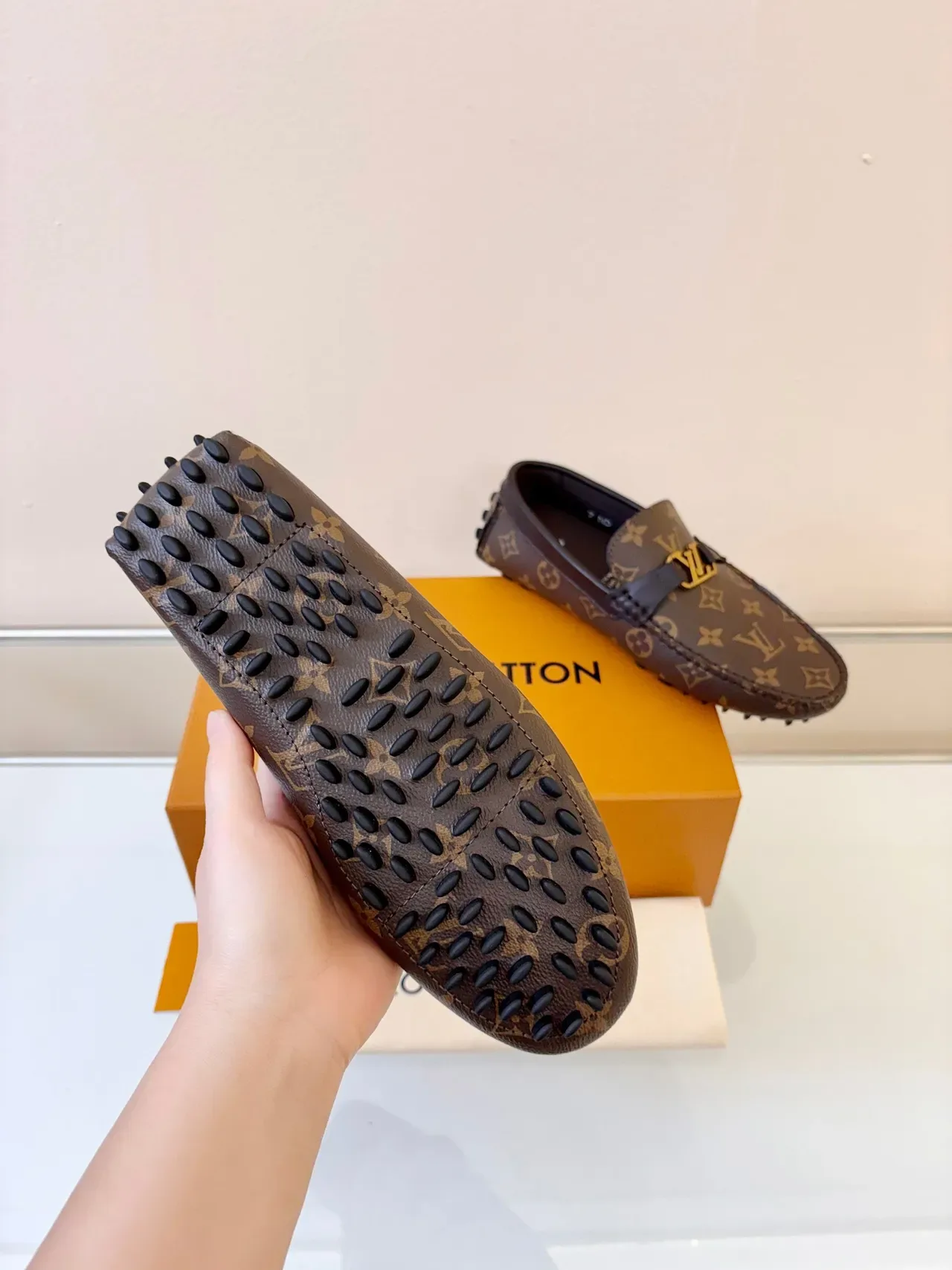 Louis Vuitton Mocassins Monogramme en toile avec bordure cuir boucle LV Buckle 5