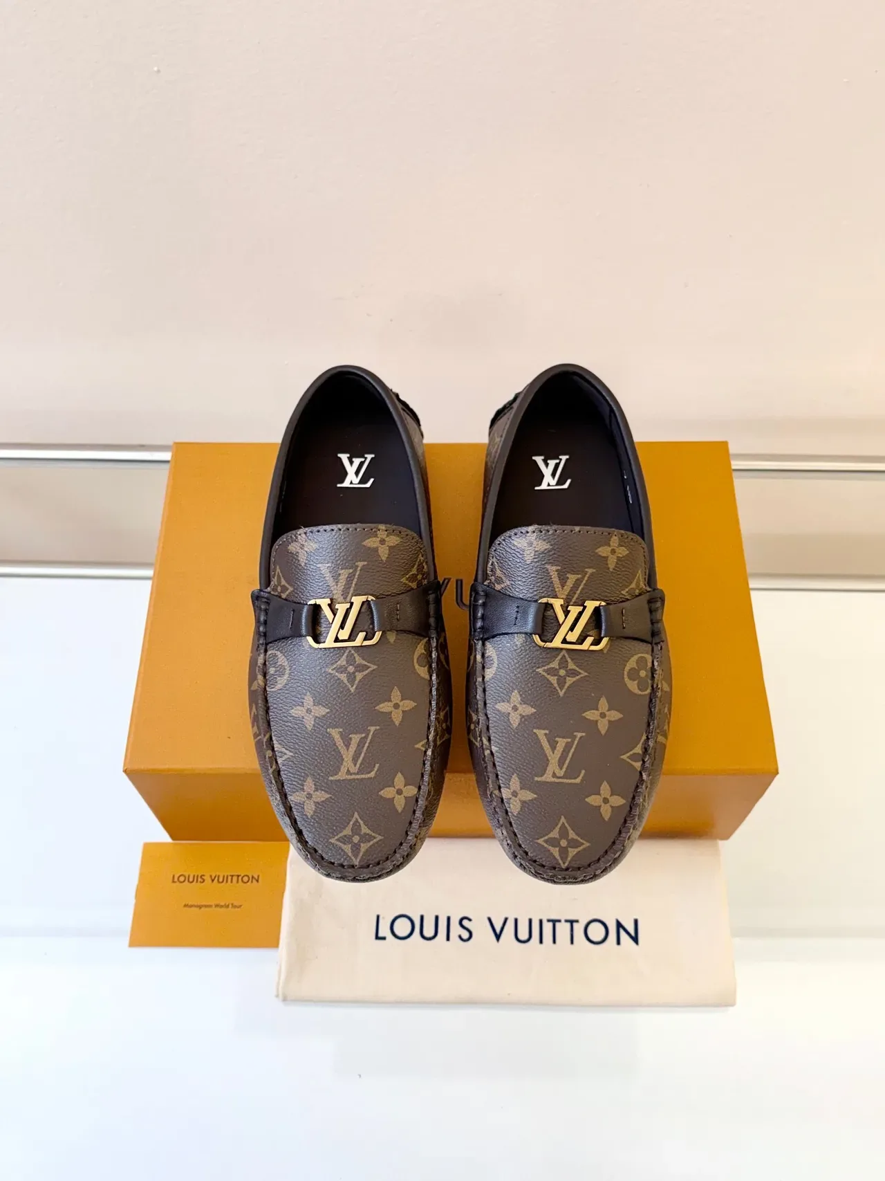 Louis Vuitton Mocassins Monogramme en toile avec bordure cuir boucle LV Buckle 6