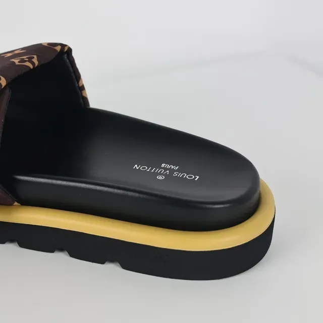 Pantufas Louis Vuitton Monogram de Lona com Alçinha acolchoada 4