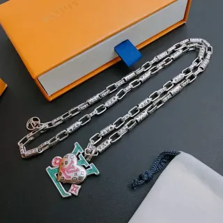 Colar de corrente Louis Vuitton Monogram com pingante de coração esmaltado