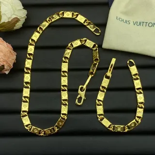 Louis Vuitton Monogram Corrente Dourada Elos Retangulares Motivo Quatro Folhas Colar