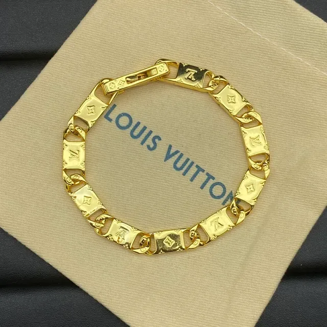 Louis Vuitton Monogram Chain Gold Rectangular Links Quatrefoil Motif Necklace 4