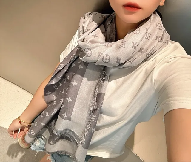 लुई विटन मोनोग्राम डायगोनल पैनल ग्रे सिल्क स्कार्फ 3