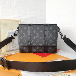 Louis Vuitton Monogram Eclipse حقيبة كروس بودي منظمة