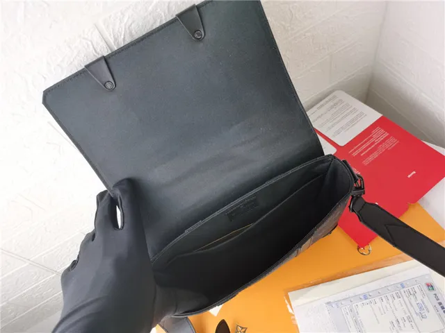 Louis Vuitton Monogram Eclipse حقيبة كروس بودي منظمة 3
