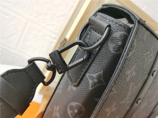Louis Vuitton Monogram Eclipse حقيبة كروس بودي منظمة 4