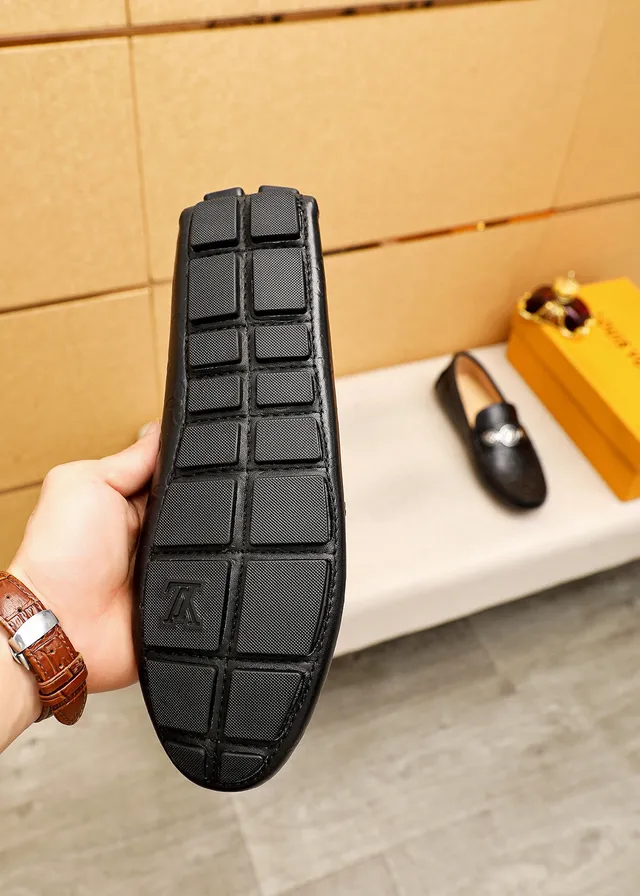 Louis Vuitton mocassim monograma embossed couro preto slip-on loafers 2