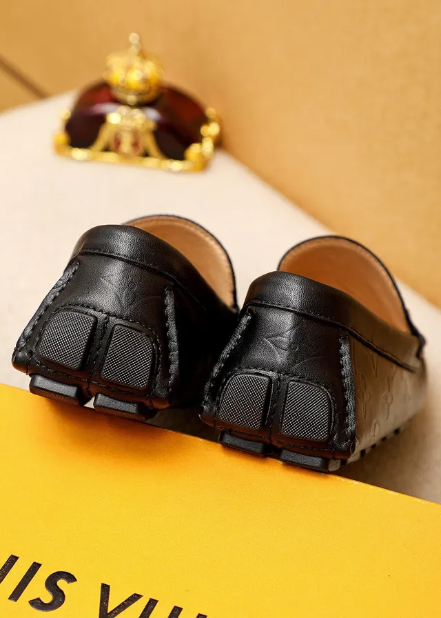 Louis Vuitton mocassim monograma embossed couro preto slip-on loafers 3