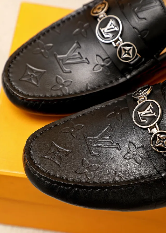 Louis Vuitton mocassim monograma embossed couro preto slip-on loafers 4