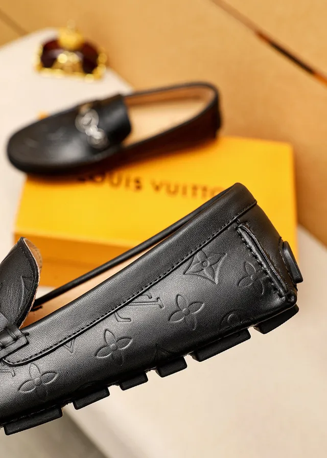 Louis Vuitton mocassim monograma embossed couro preto slip-on loafers 5