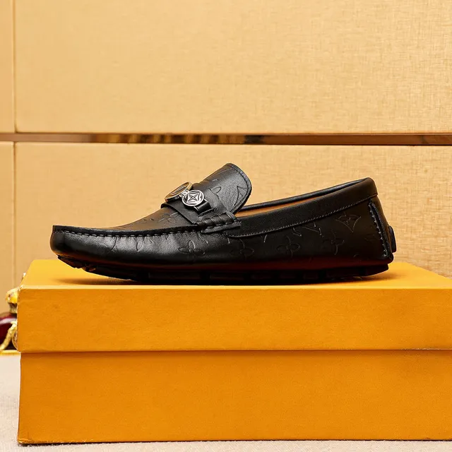 Louis Vuitton mocassim monograma embossed couro preto slip-on loafers 6