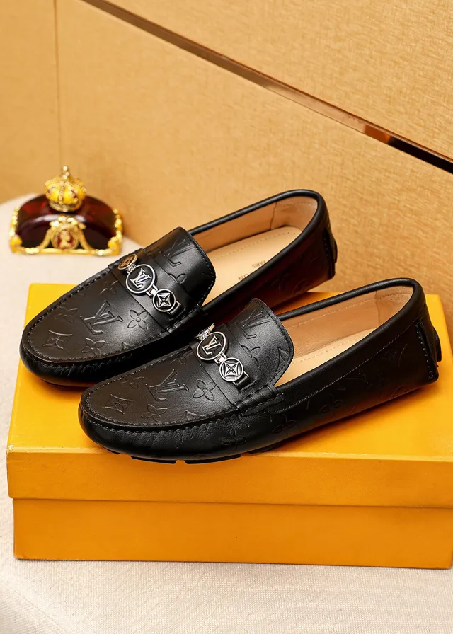 Louis Vuitton mocassim monograma embossed couro preto slip-on loafers 8