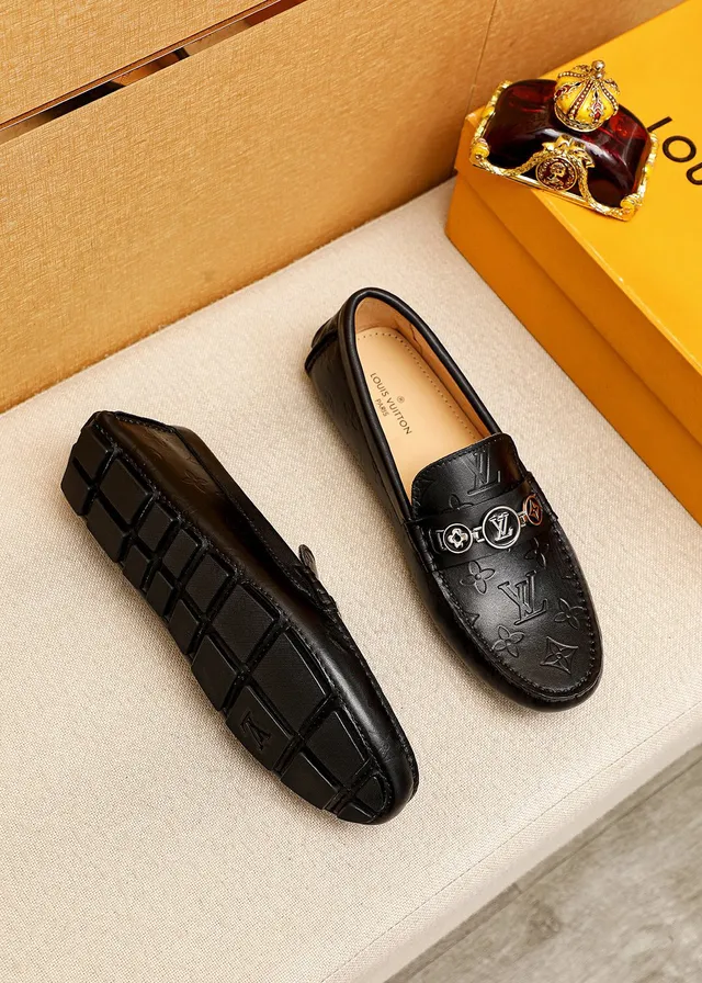 Louis Vuitton mocassim monograma embossed couro preto slip-on loafers 9