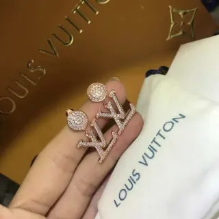 أقراط Louis Vuitton Monogram ذهبي شفاف Pavé كريستال Openwork LV