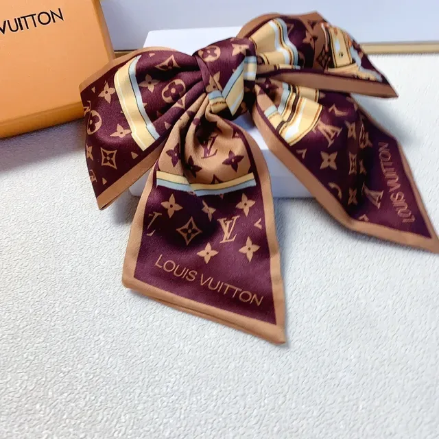 Louis Vuitton Monogram Print bufanda de seda 8