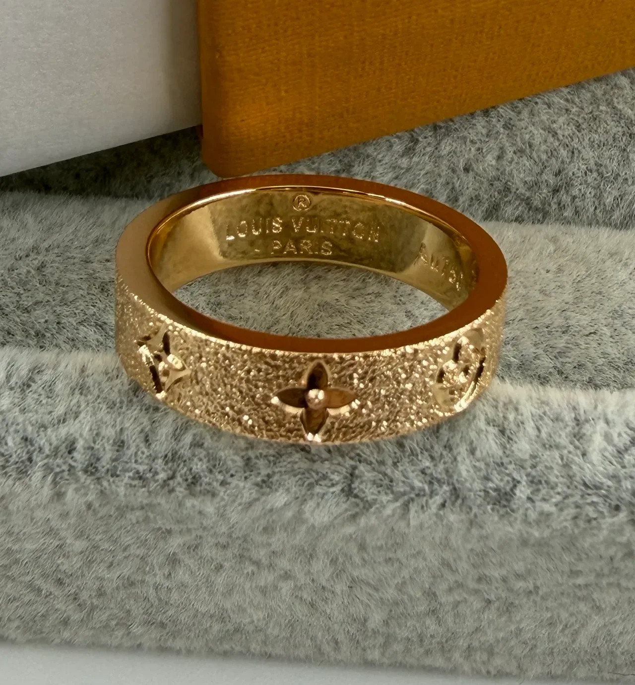 Bague Louis Vuitton Monogram Or Argent Métal Texturé Brossé Large Bande 2