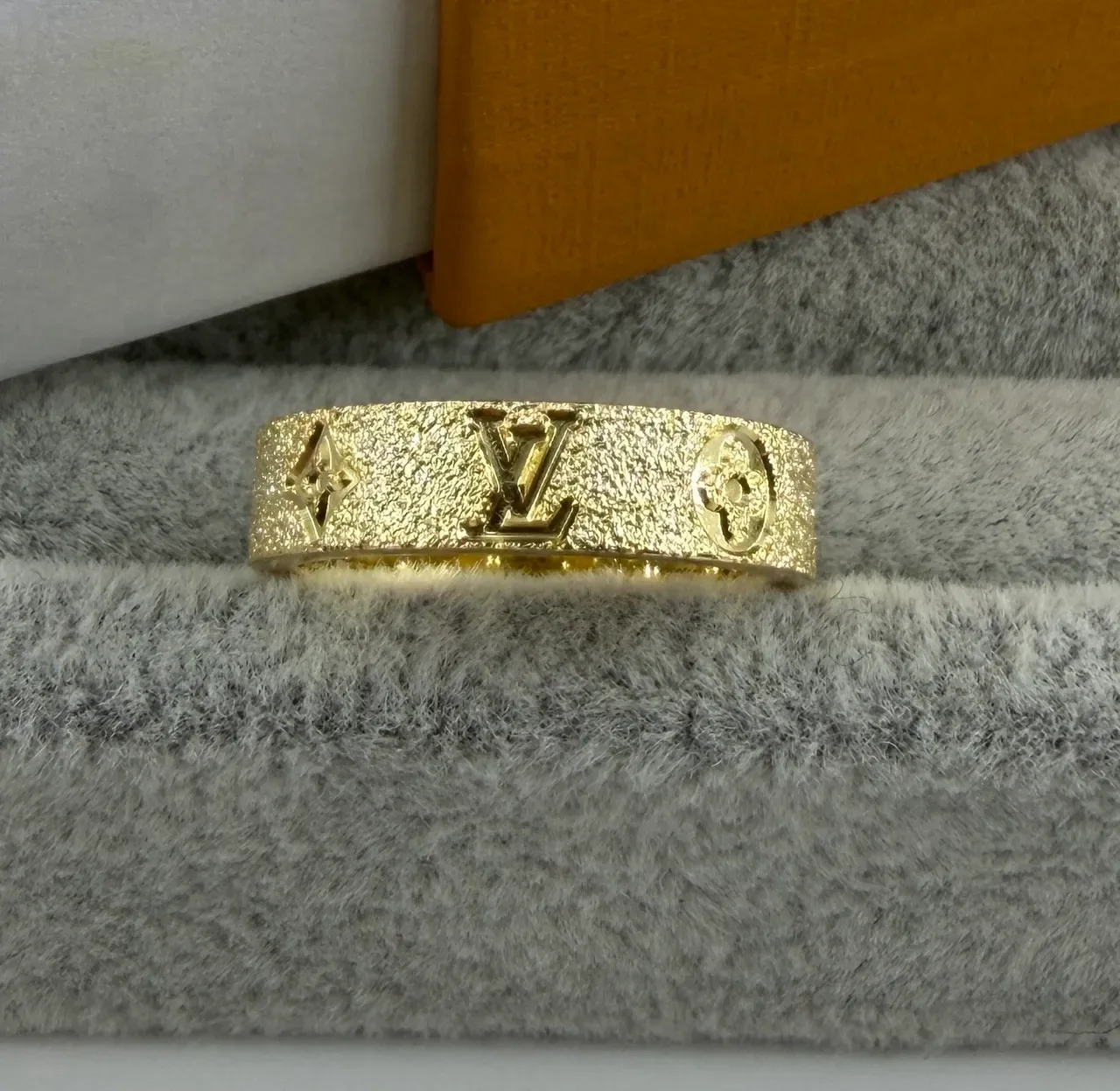 Bague Louis Vuitton Monogram Or Argent Métal Texturé Brossé Large Bande 3