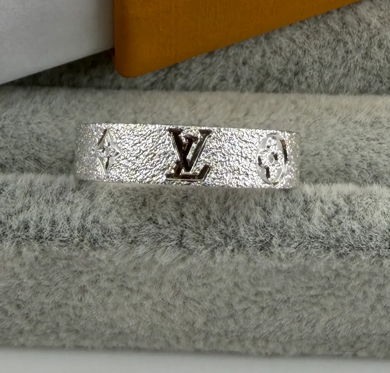 Bague Louis Vuitton Monogram Or Argent Métal Texturé Brossé Large Bande 4
