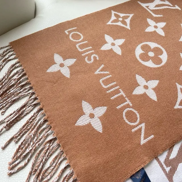 Louis Vuitton Monogram Chal Crema y Tan de Cachemira 2