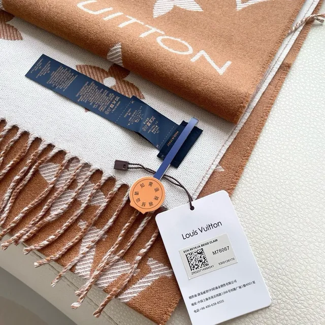 Louis Vuitton Monogram Chal Crema y Tan de Cachemira 3