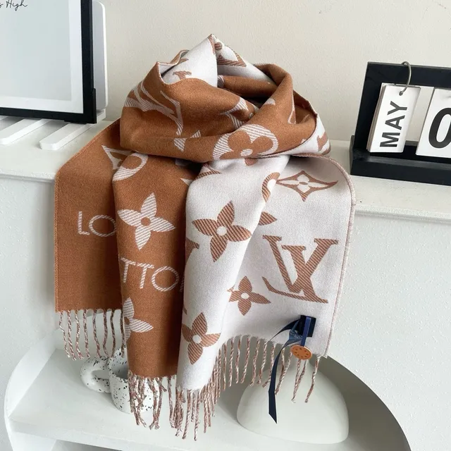 Louis Vuitton Monogram Chal Crema y Tan de Cachemira 4
