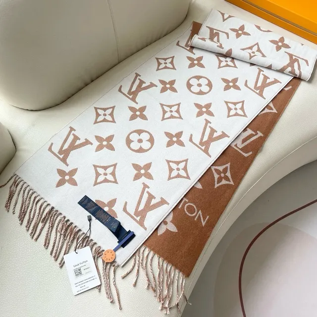 Louis Vuitton Monogram Chal Crema y Tan de Cachemira 5