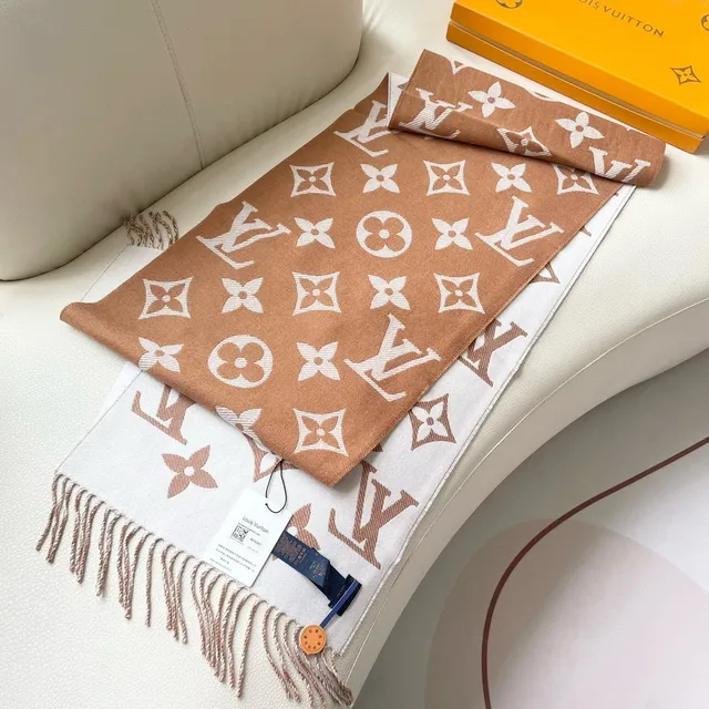 Louis Vuitton Monogram Chal Crema y Tan de Cachemira 6