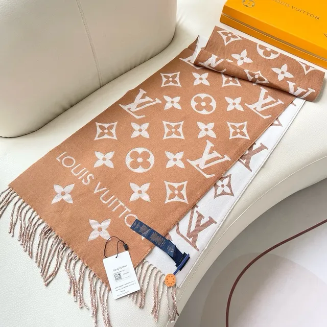 Louis Vuitton Monogram Chal Crema y Tan de Cachemira 7