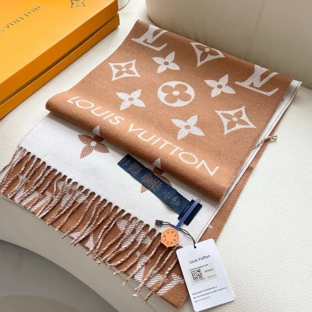 Louis Vuitton Monogram Chal Crema y Tan de Cachemira 8
