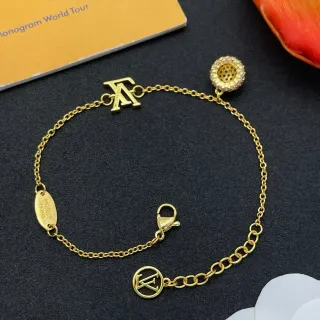 سوارة سلسلة لويس فيتون مونوغرام وورلد تور ذهبي اللون