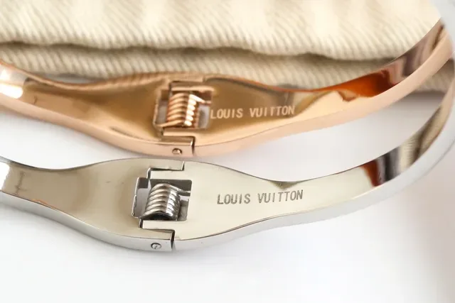 Louis Vuitton Monogram World Tour Gold-Tone Crystal Flower bracelete 2