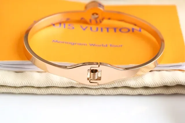 Louis Vuitton Monogram World Tour Gold-Tone Crystal Flower bracelete 3